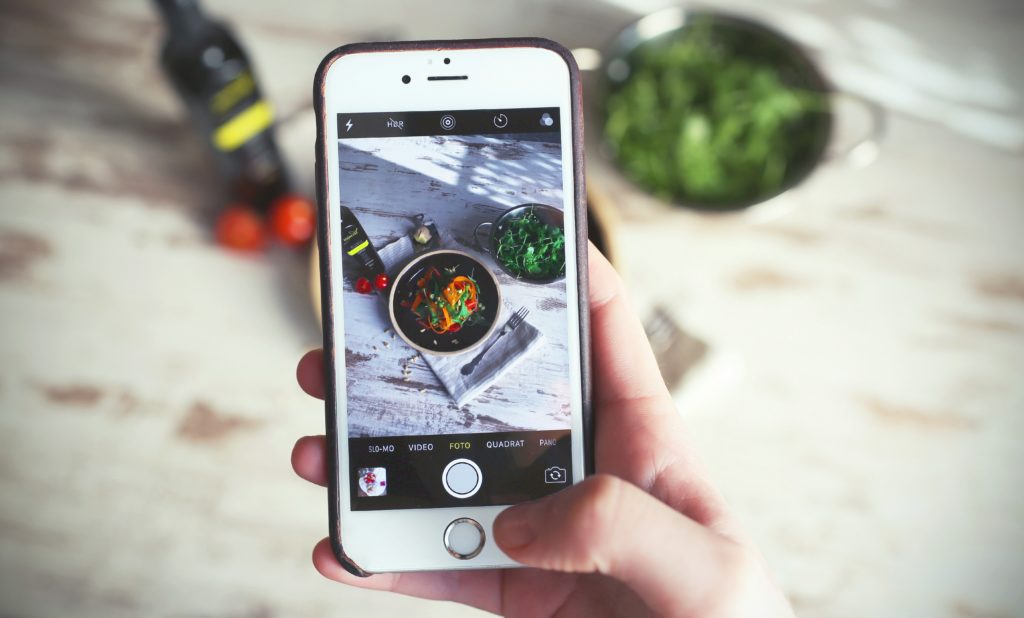 Influencer macht Foto von gesundem Essen