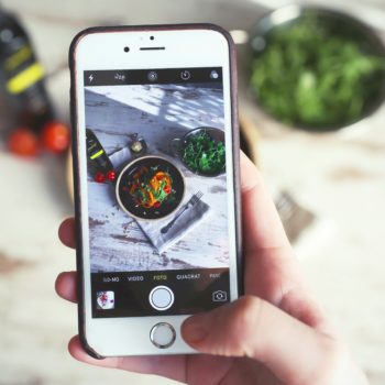 Influencer macht Foto von gesundem Essen